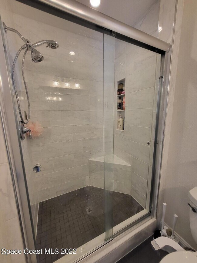 Building Photo - 335 Paradise Blvd