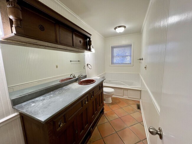 Building Photo - 3 Bedroom Home in Greenwood!