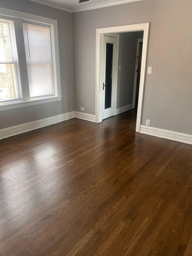 Building Photo - Remodeled East Albany Park Apts!