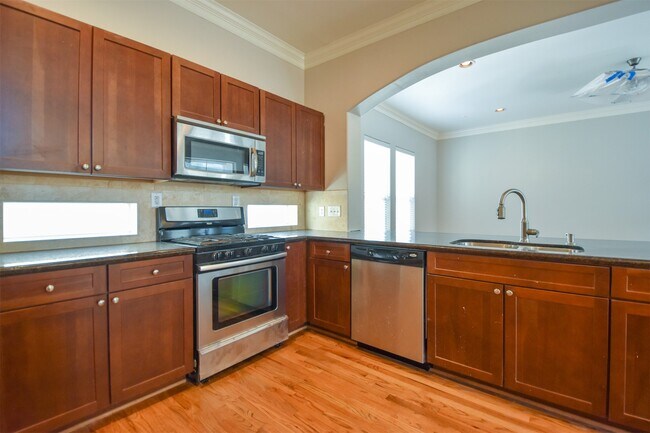 Building Photo - 1141 W 24th St