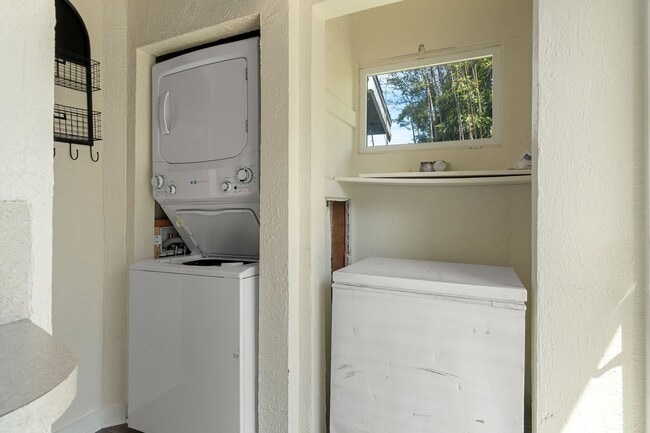 Building Photo - Updated Bremerton Home with Modern Touches