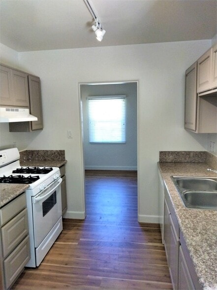 Kitchen - 4142 Shadyglade Ave