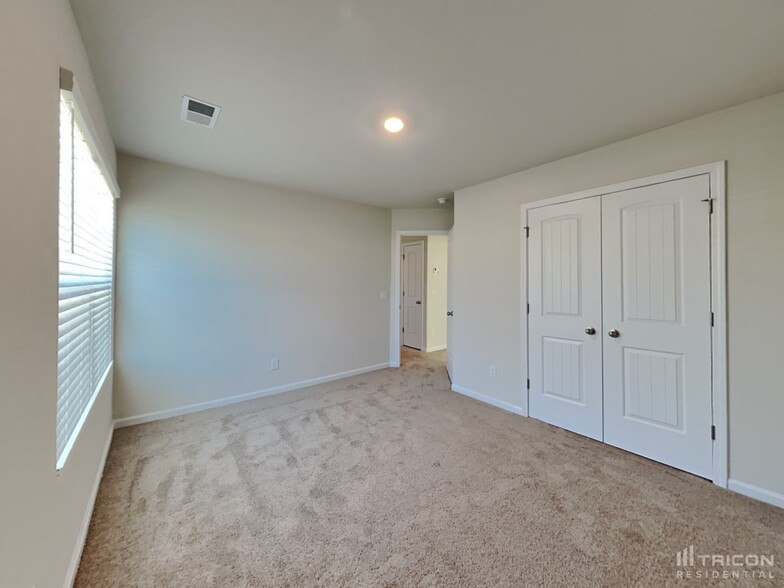 Building Photo - 2128 Southlea Dr
