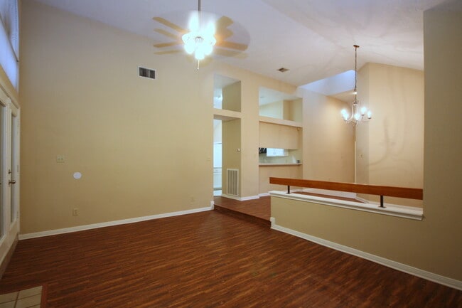 Building Photo - 15863 Meadow Village Dr