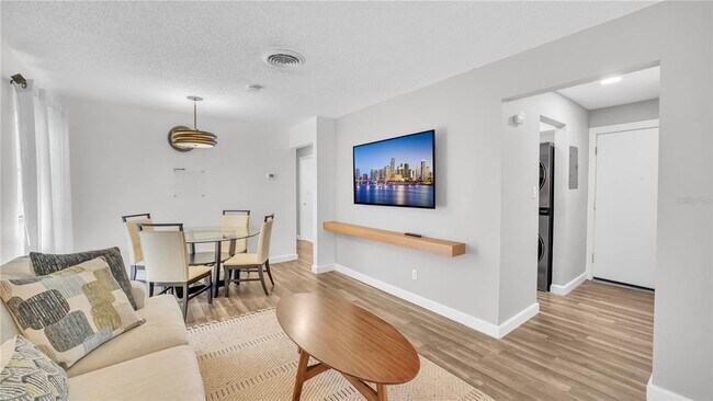 Building Photo - 501 E Bay Dr