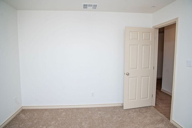 Building Photo - Lease This Stunning New Construction | Irr...