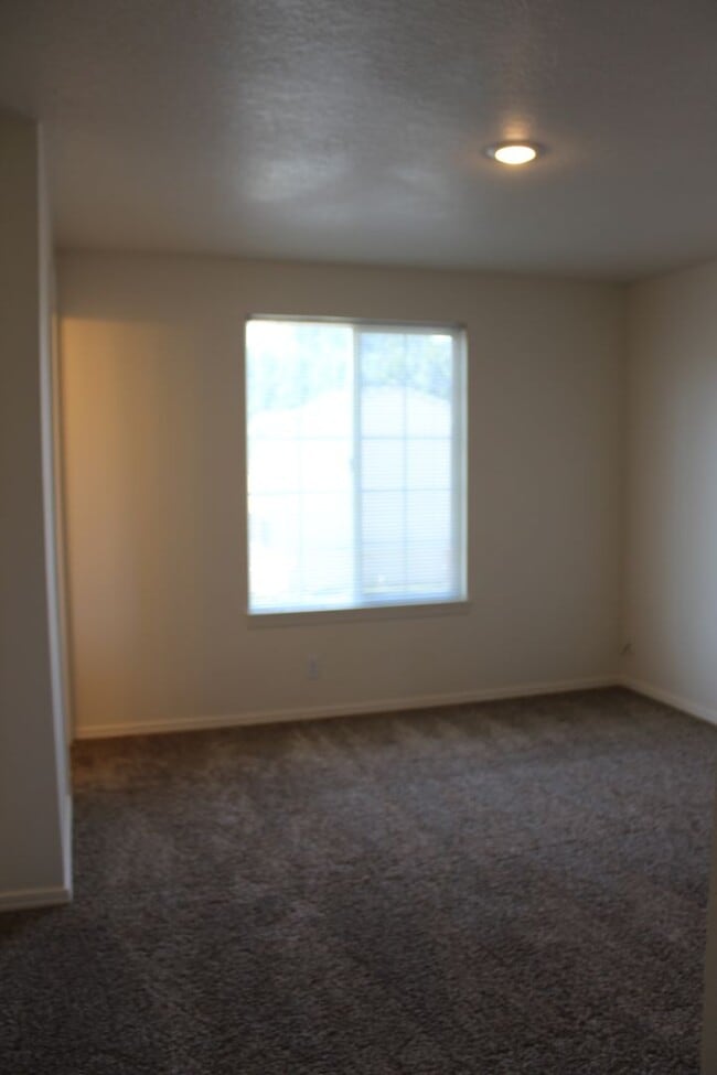 Building Photo - 4 bedroom, 2.5 bath home in quiet Scappoose neighborhood