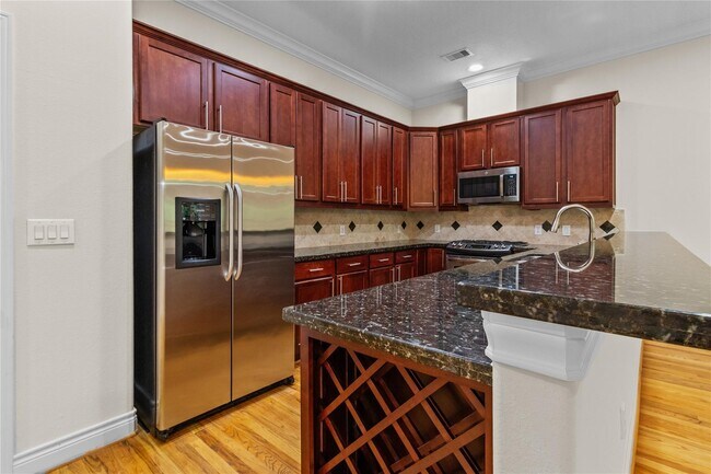 Building Photo - 1113 St Charles St