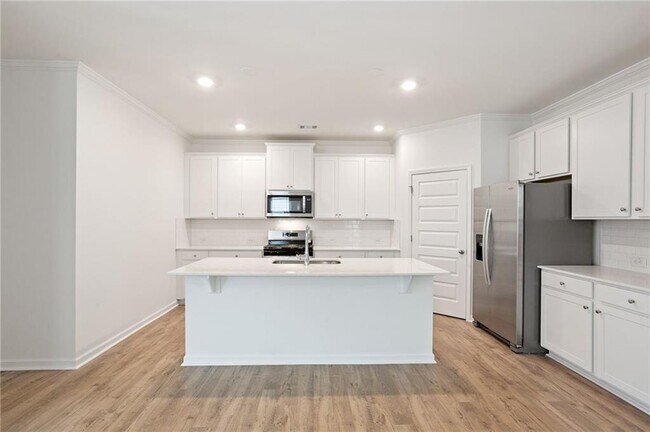 Building Photo - 6072 Knickerbocker St