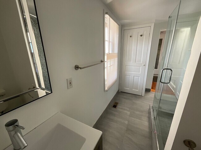 Building Photo - 624 Catharine Street