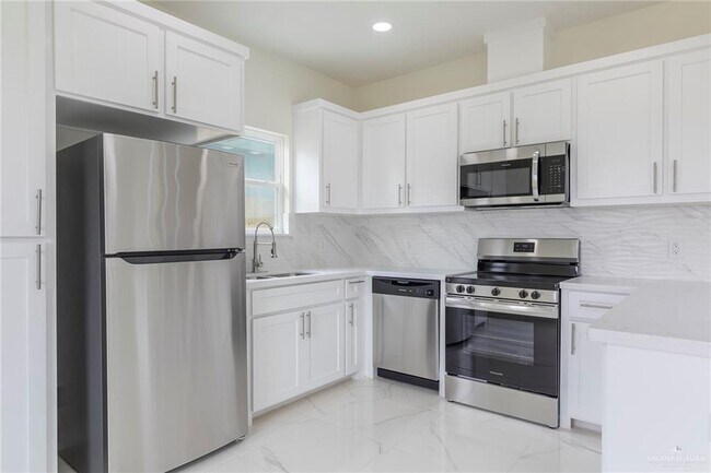 Building Photo - 21 Violet Ave W