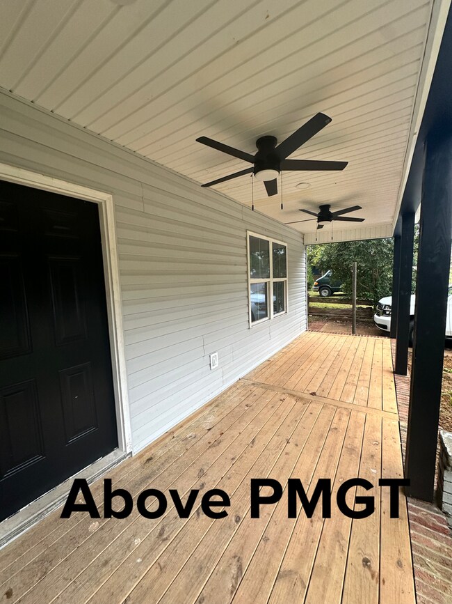 Building Photo - Spacious 4 bedroom & 4 Bathroom House righ...