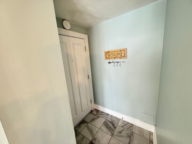Building Photo - FULLY FURNISHED - Move in ready 1 bed & 1 ...