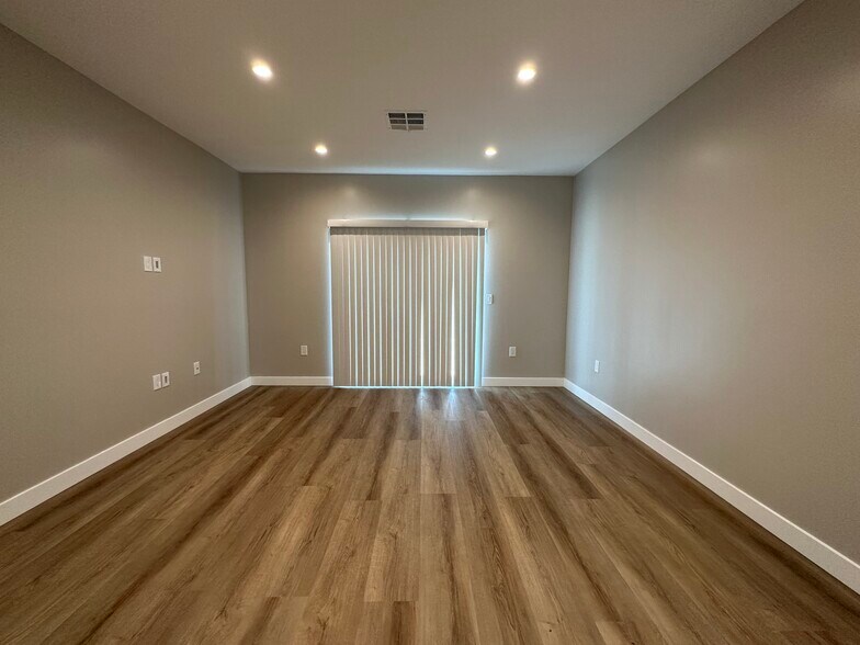 Building Photo - 8436 Oakdale Ave