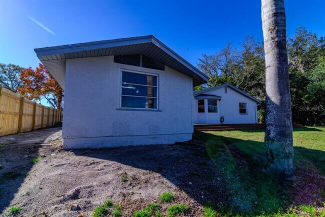 Building Photo - 11416 Pine Forest Dr