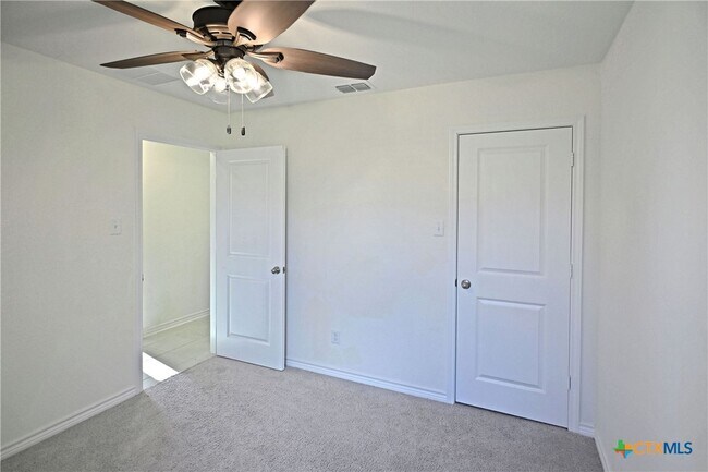 Building Photo - 512 Dakota Crk