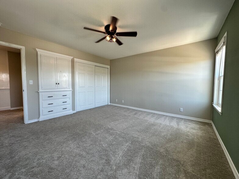 Building Photo - 604 Village Ct