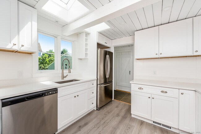 Building Photo - 16 Baywater Dr