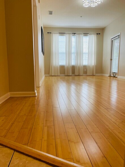 Building Photo - 10550 Baymeadows Rd