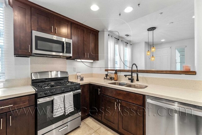 Building Photo - Spacious & Stylish 3 Bed/3.5 Bath Home In Temecula's Harveston Lake Community!