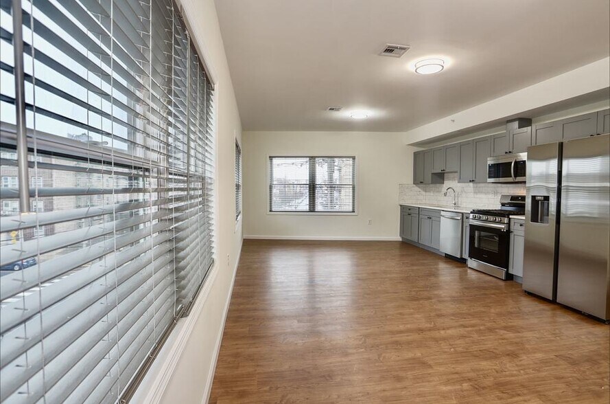 Building Photo - 143 Zabriskie St