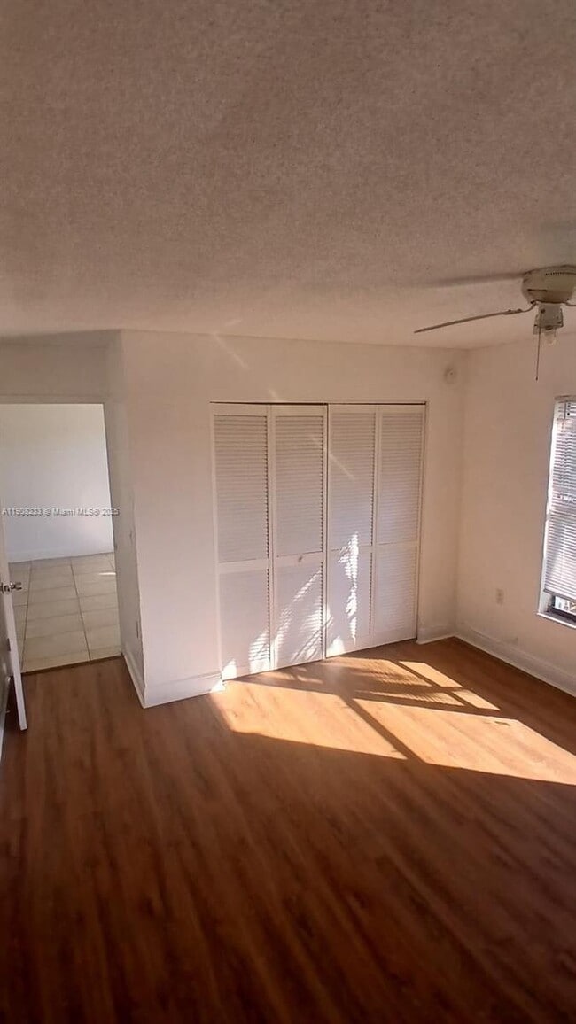 Building Photo - 1562 Lake Crystal Dr