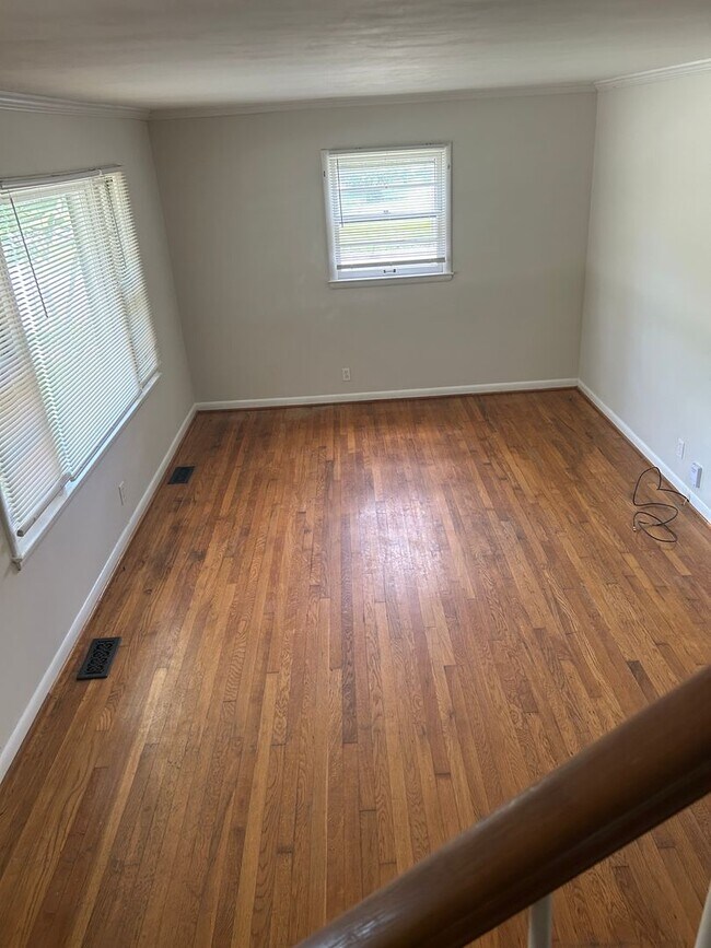 Building Photo - AVAILABLE MID-JUNE!