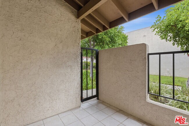 Building Photo - 18136 Oxnard St