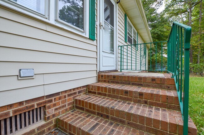 Building Photo - Renovated ranch in Matthews, NC! Heck of a deal! COMING SOON!!!
