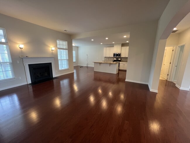 Building Photo - 447 Warren Hill Dr