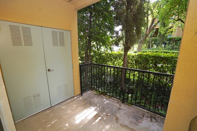 Building Photo - Bordeaux 1 + 1 Condo in Santa Clarita!