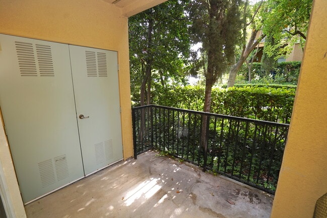 Building Photo - COMING SOON! Bordeaux 1 + 1 Condo in Santa...