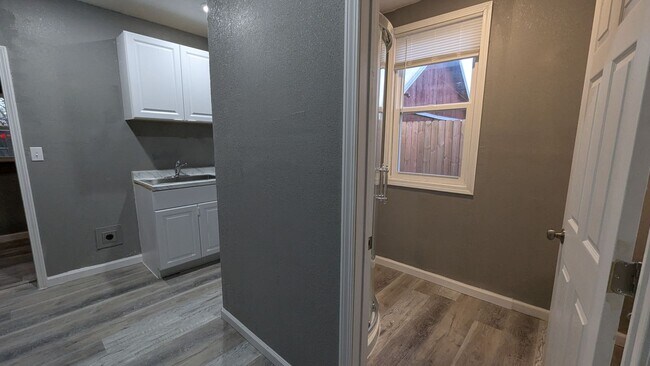 Building Photo - 410 E 6th St