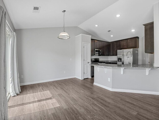 Building Photo - Stylish 3BR/2BA Home with Bonus Room in Gr...