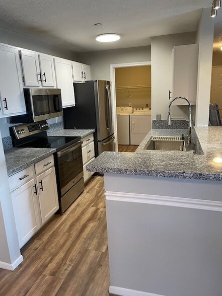 Building Photo - 460 Lakeview Dr