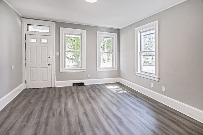 Building Photo - 113 8th St