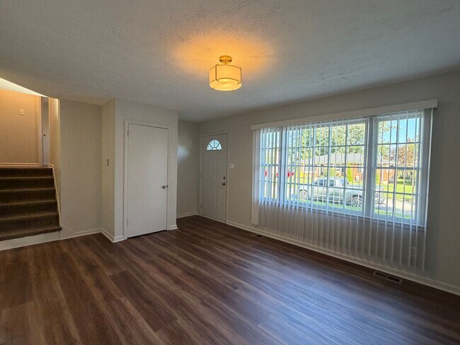 Building Photo - Newly Renovated House!!