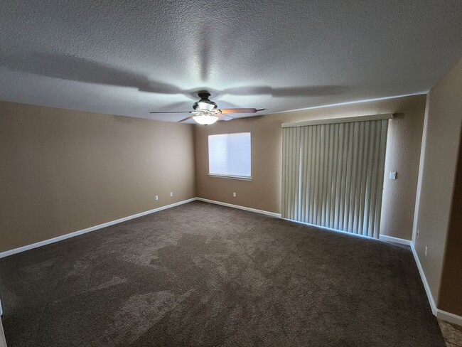 Building Photo - 4 Bedroom Home with 3 Car Garage in Dayton-Riverpark