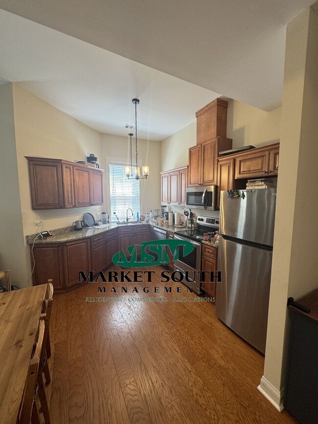 Building Photo - *REDUCED* FURNISHED RENTAL ON HENRY