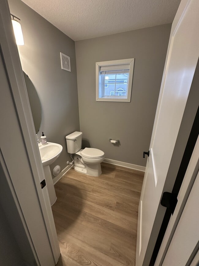 Building Photo - 2122 Ada Dr