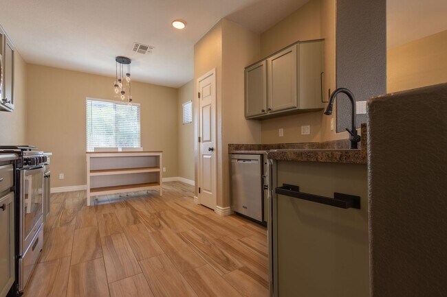 Building Photo - 3 Bedroom 2.5 Bathroom