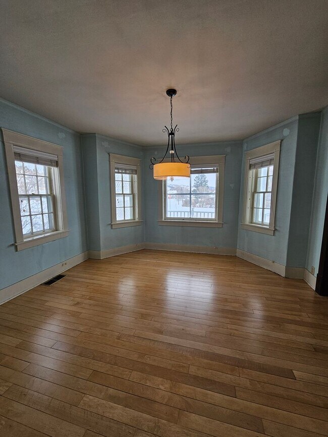 Building Photo - 4 BED | 2.5 BATH | SPACIOUS HOME | WEST