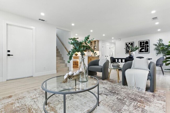 Building Photo - Refined Redwood City Living: Exquisitely R...