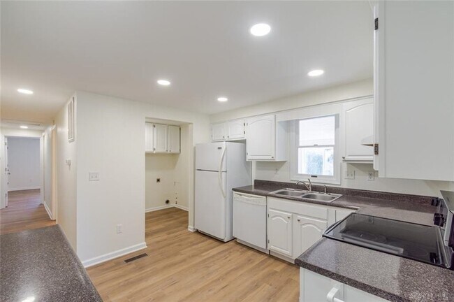 Building Photo - 679 Lakengren Dr