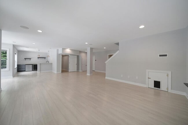 Building Photo - Gorgeous 4 Bed 3.5 Bath Home with Basement...