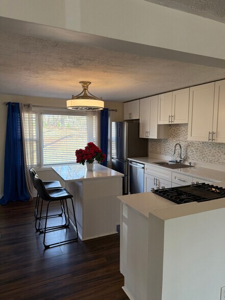 Building Photo - 6930 Dogwood Ln