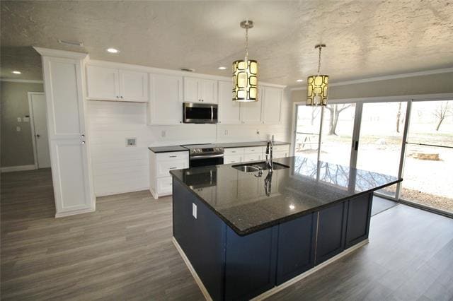 Building Photo - 6600 Estados Dr