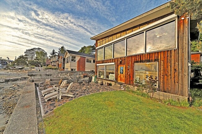 Building Photo - 4905-B Southwest Othello Street-SI ID1271726P