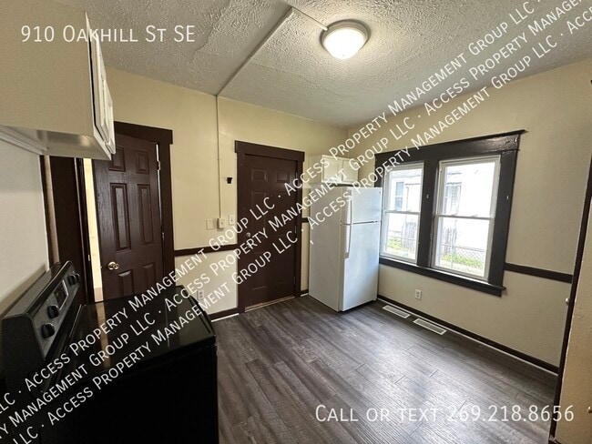 Building Photo - 910 Oakhill St SE