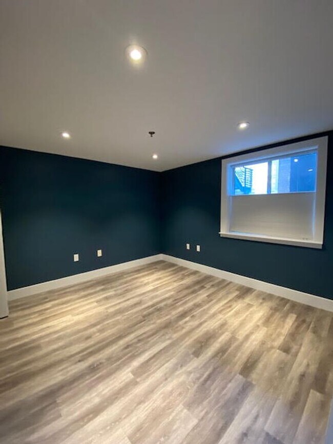 Building Photo - HUGE, remodeled 2 Level 2br/2Ba Loft, Park...